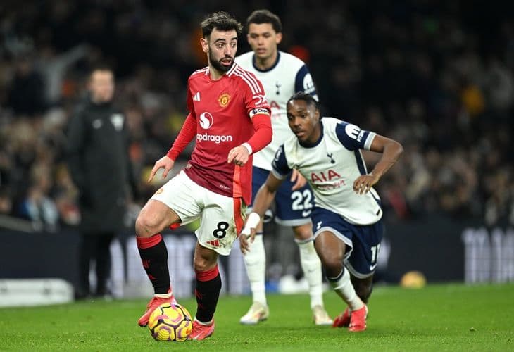 Cầu thủ Manchester United Bruno Fernandes trên sân cỏ, thể hiện tinh thần thi đấu của đội trước trận gặp Aston Villa