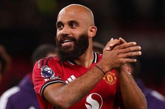 Cầu thủ Manchester United Bryan Mbeumo vỗ tay trên sân.