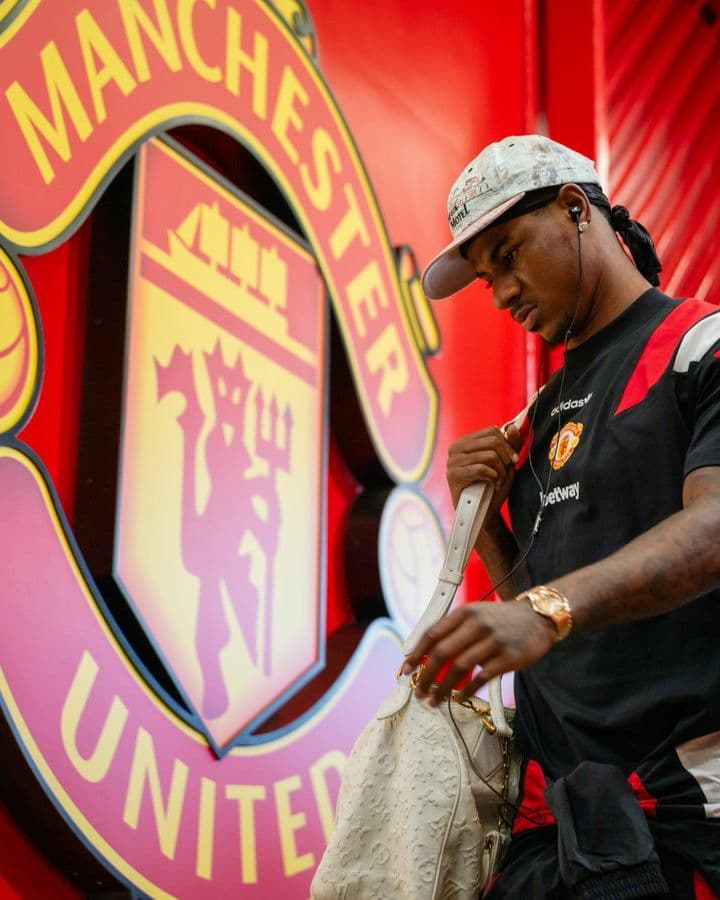 Cầu thủ Manchester United đi qua biểu tượng câu lạc bộ, thể hiện tinh thần và bản lĩnh tại Old Trafford.