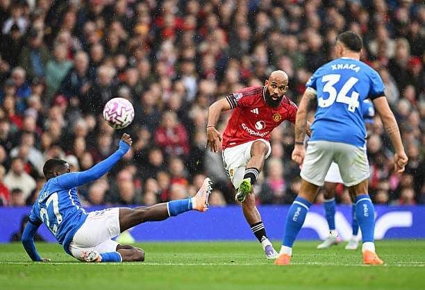 Cầu thủ Manchester United đối đầu cầu thủ Sunderland trong trận đấu đầy kịch tính