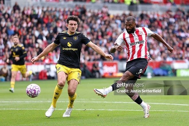 Cầu thủ Manchester United nỗ lực phòng ngự trong trận đấu, tượng trưng cho những vấn đề cốt lõi mà câu lạc bộ cần giải quyết.