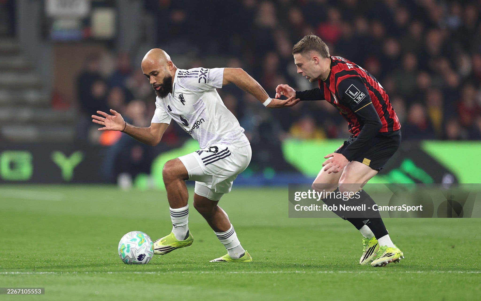 Cầu thủ Manchester United nỗ lực tấn công trước sự truy cản của Bournemouth.