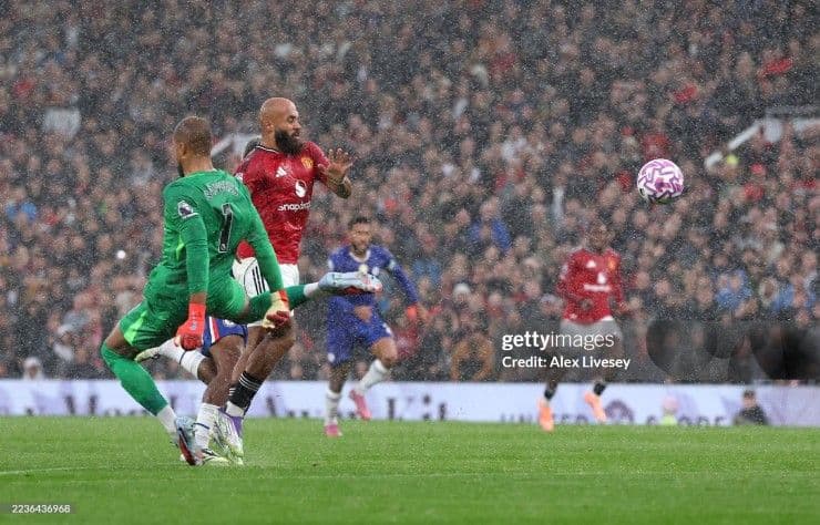 Cầu thủ Manchester United nỗ lực trong trận đấu dưới trời mưa tại Old Trafford, hy vọng vào sự thức tỉnh của Quỷ Đỏ.