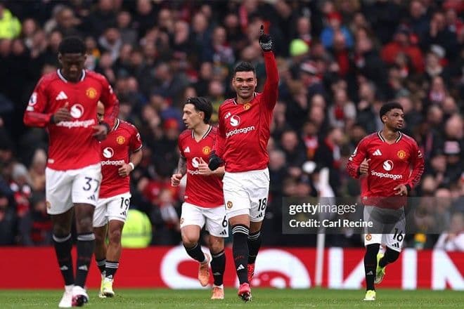 Cầu thủ Manchester United ăn mừng bàn thắng trong trận đấu, thể hiện tinh thần thăng hoa của đội bóng dưới thời Carrick.