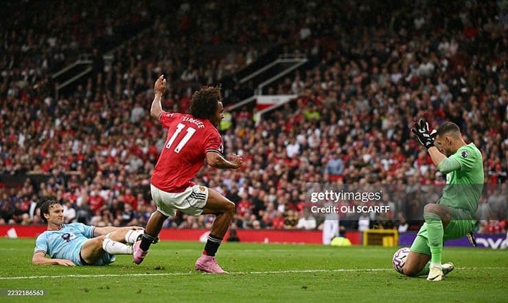 Cầu thủ Manchester United ăn mừng bàn thắng trong trận đấu kịch tính với Burnley, với thủ môn đối phương thất vọng.