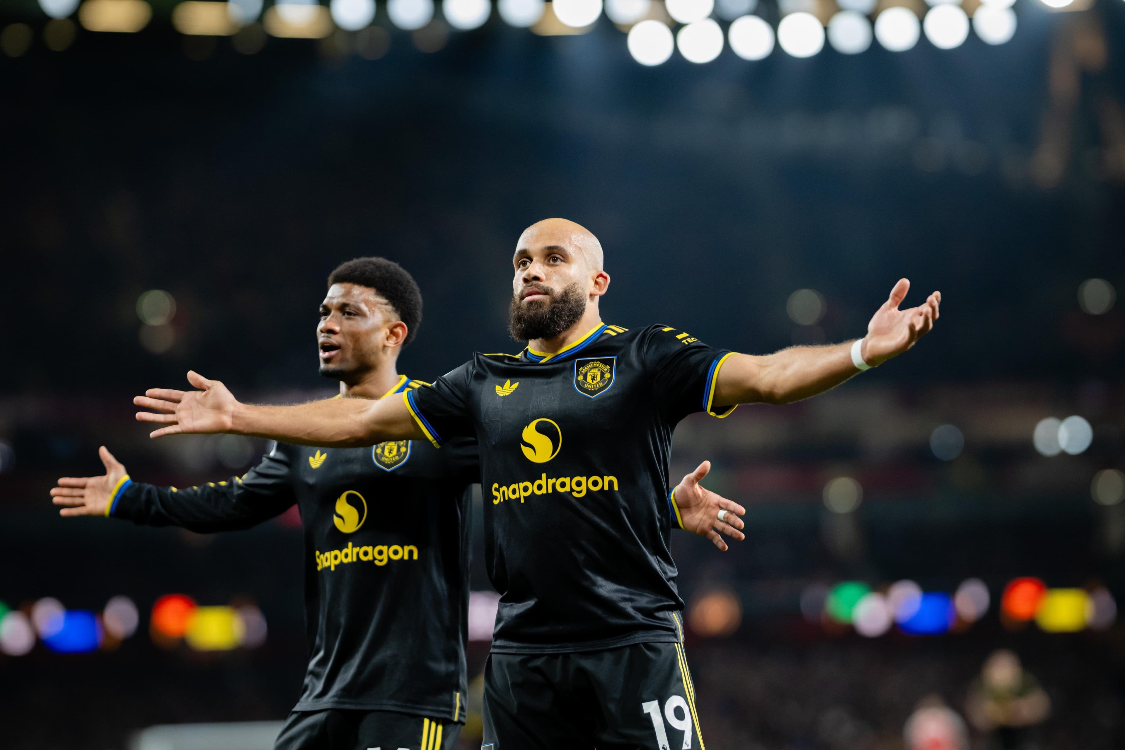 Cầu thủ Manchester United ăn mừng chiến thắng trước Arsenal tại Emirates