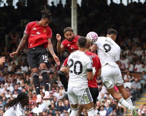 Cầu thủ Manchester United (áo đỏ) tranh chấp bóng bổng với đối thủ, thể hiện sự hỗn loạn và thiếu ổn định của đội bóng.