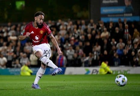 Cầu thủ Manchester United sút phạt đền trong loạt luân lưu cân não với Grimsby Town.