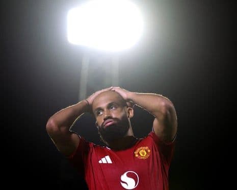 Cầu thủ Manchester United thất vọng ôm đầu sau trận thua Grimsby Town ở Carabao Cup.