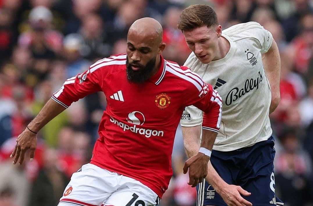 Cầu thủ Manchester United tranh bóng với đối thủ Nottingham Forest trong trận đấu kịch tính