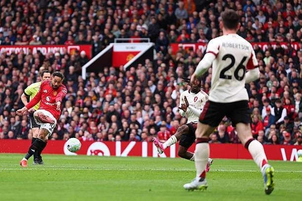 Cầu thủ Manchester United trong một pha tranh chấp bóng quyết liệt trên sân Old Trafford.
