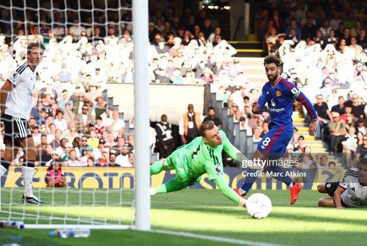 Cầu thủ Manchester United trong trận đấu, thể hiện áp lực và gánh nặng trên sân cỏ
