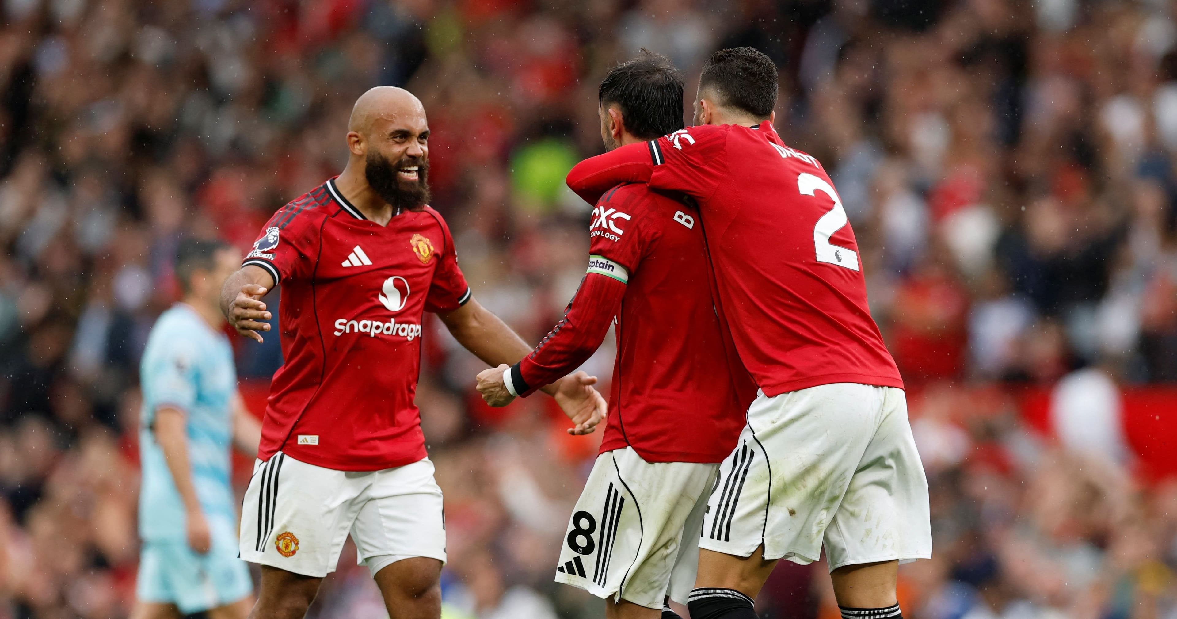 Cầu thủ Manchester United vỡ òa cảm xúc ăn mừng bàn thắng quyết định