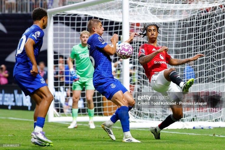 Cầu thủ Manchester United và Everton tranh bóng quyết liệt trong trận đấu giao hữu.