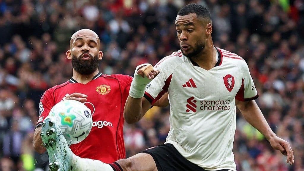 Cầu thủ Manchester United và Liverpool tranh chấp bóng quyết liệt, minh họa lối chơi phòng ngự chủ động.