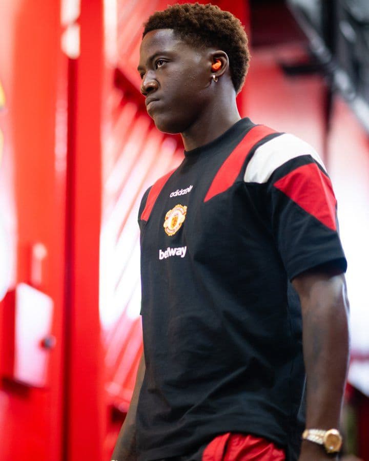 Cầu thủ Manchester United với biểu cảm quyết tâm, thể hiện bản lĩnh và sự tự tin của đội.