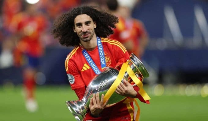 Cầu thủ Marc Cucurella của Tây Ban Nha ăn mừng với chiếc cúp, thể hiện tham vọng của đội tuyển.