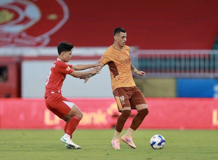 Cầu thủ Marciel Da Silva của Hoàng Anh Gia Lai trong một pha xử lý bóng, phản ánh phong độ chưa tốt của đội.