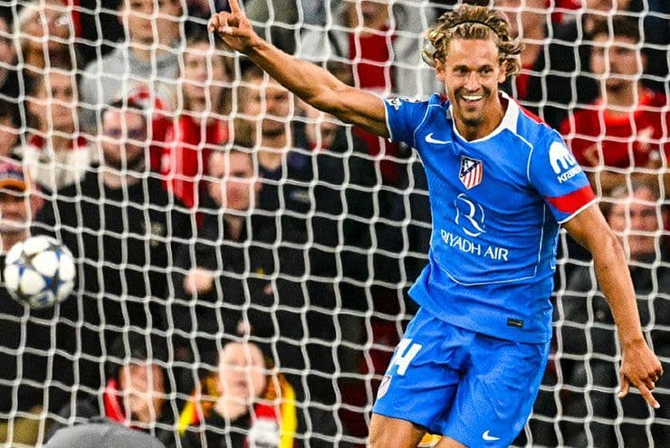 Cầu thủ Marcos Llorente của Atletico Madrid ăn mừng cú đúp bàn thắng, thể hiện phong độ bùng nổ.