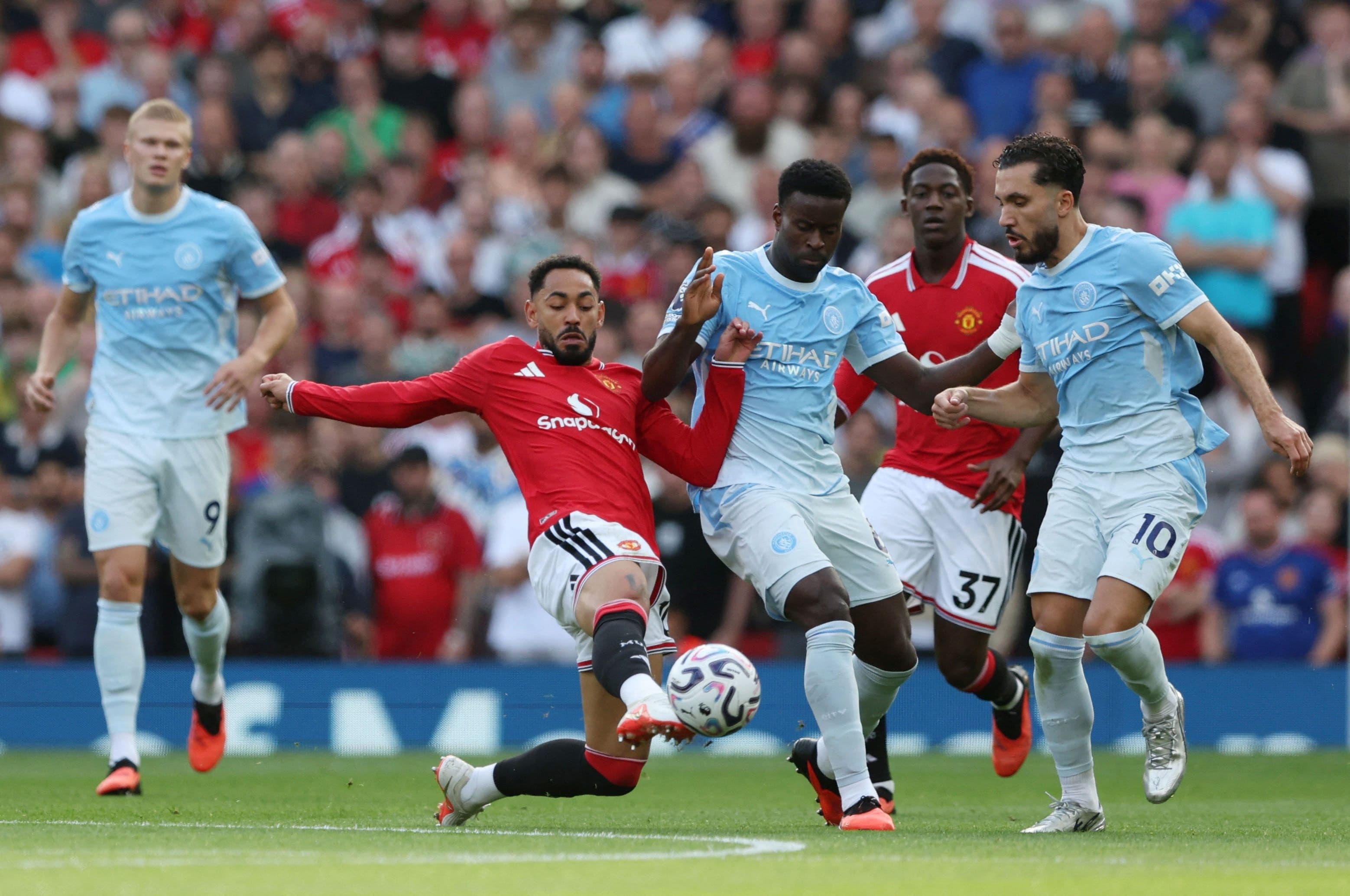 Cầu thủ Marcus Rashford của Man Utd nỗ lực tranh chấp bóng, thể hiện sự kịch tính và những nỗ lực không ngừng trong mỗi trận đấu.