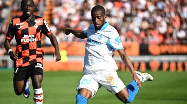 Cầu thủ Marseille trong một pha bóng tấn công đầy quyết tâm.