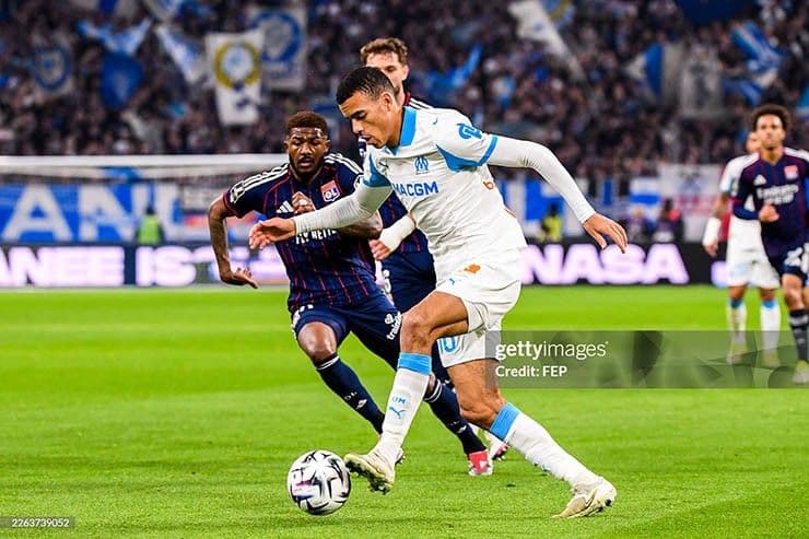 Cầu thủ Marseille và Lyon tranh bóng quyết liệt, thể hiện hai thái cực phong độ