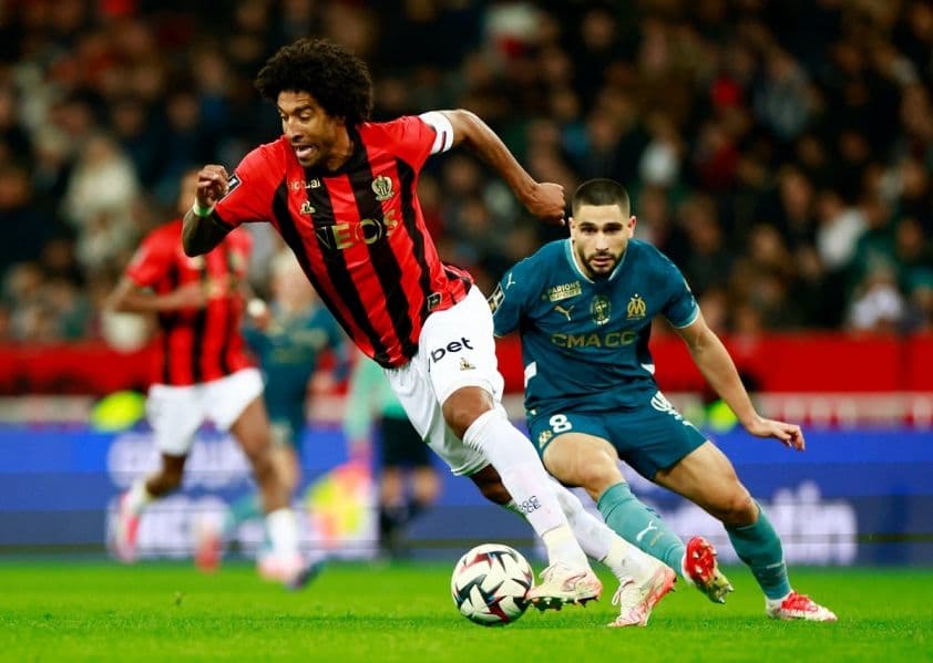 Cầu thủ Marseille và Nice tranh bóng trong trận đấu căng thẳng.