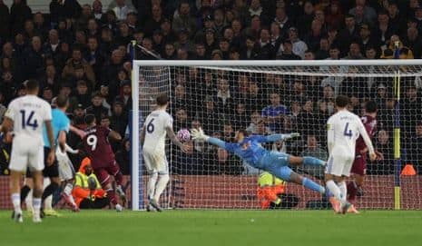 Cầu thủ Mateus Fernandes của West Ham ghi bàn danh dự vào lưới Leeds United.
