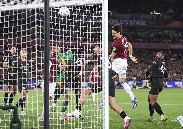 Cầu thủ Mavropanos của West Ham ăn mừng bàn thắng gỡ hòa 1-1 vào lưới Man City.