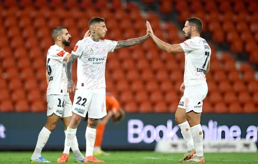 Cầu thủ Melbourne City hoặc Adelaide United ăn mừng bàn thắng trong trận đấu A-League.