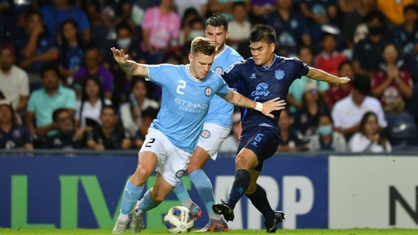 Cầu thủ Melbourne City và Buriram United tranh bóng trong trận đấu AFC Champions League