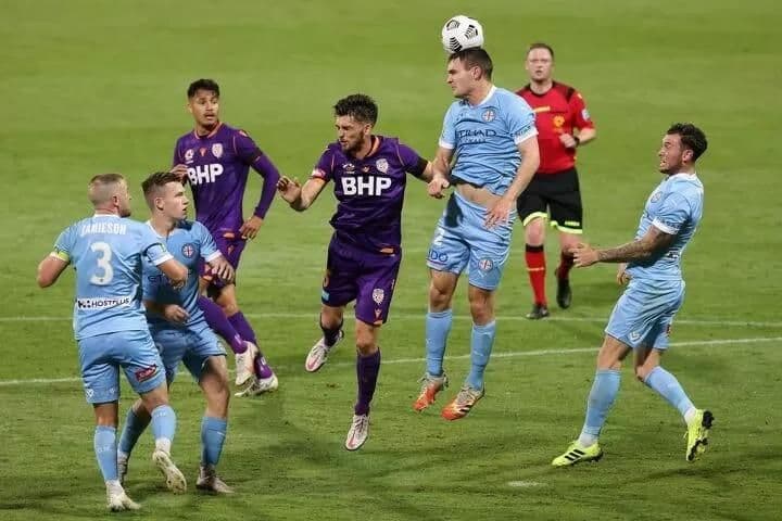 Cầu thủ Melbourne City và Perth Glory tranh bóng quyết liệt trong trận đấu A-League