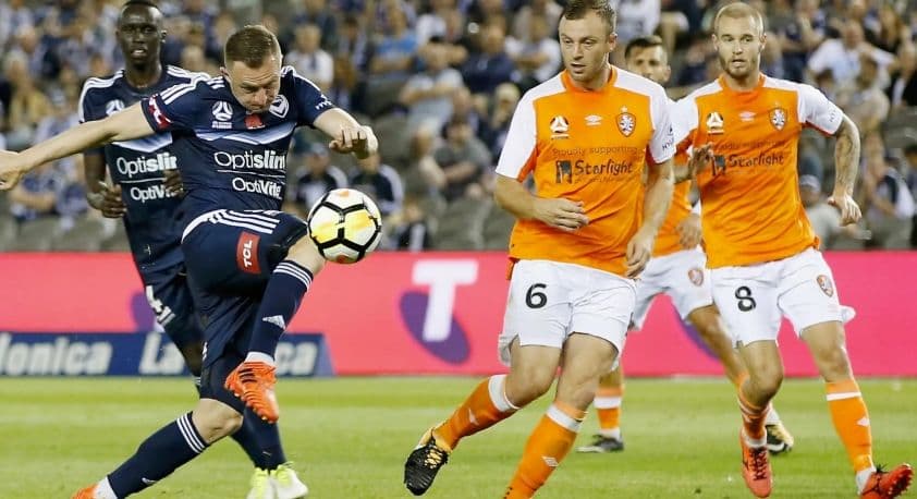 Cầu thủ Melbourne Victory và Brisbane Roar tranh bóng trong trận đấu A-League