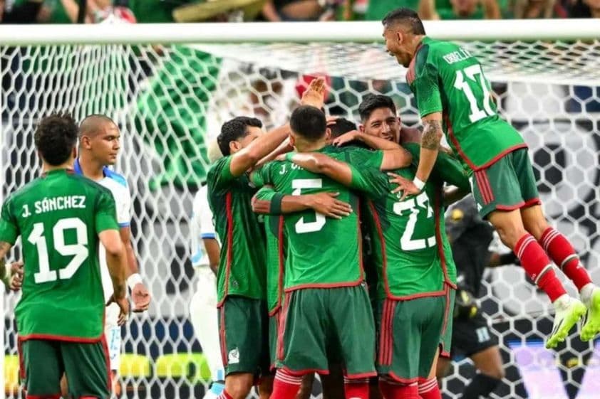 Cầu thủ Mexico ăn mừng bàn thắng, thể hiện quyết tâm trước trận giao hữu với Úc chuẩn bị cho World Cup 2026.