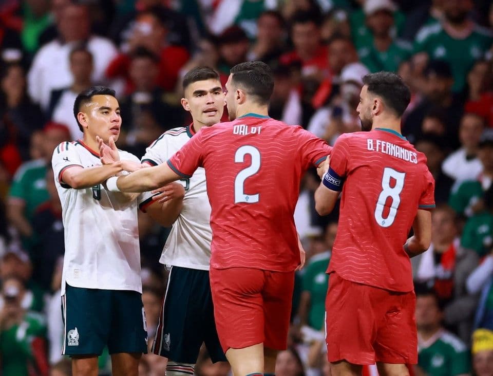 Cầu thủ Mexico và Bồ Đào Nha tranh cãi trong trận hòa 0-0