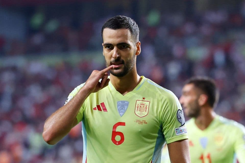 Cầu thủ Mikel Merino của Tây Ban Nha trên sân trong trận đấu với Thổ Nhĩ Kỳ