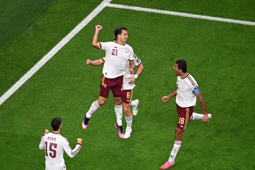 Cầu thủ Mikel Oyarzabal của Tây Ban Nha ăn mừng bàn thắng từ chấm phạt đền trong trận bán kết World Cup 2026 với Pháp.
