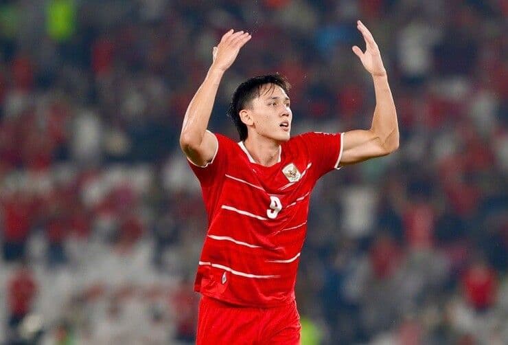 Cầu thủ Mitchell Baker của Indonesia ăn mừng sau khi ghi bàn quyết định