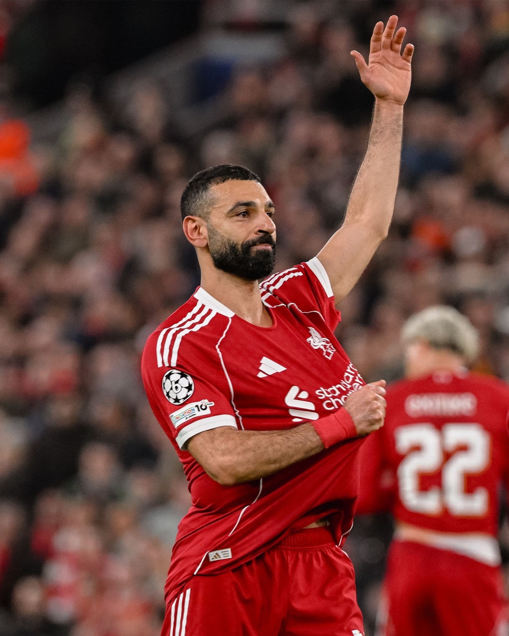 Cầu thủ Mohamed Salah của Liverpool giơ tay chào khán giả tại sân Anfield