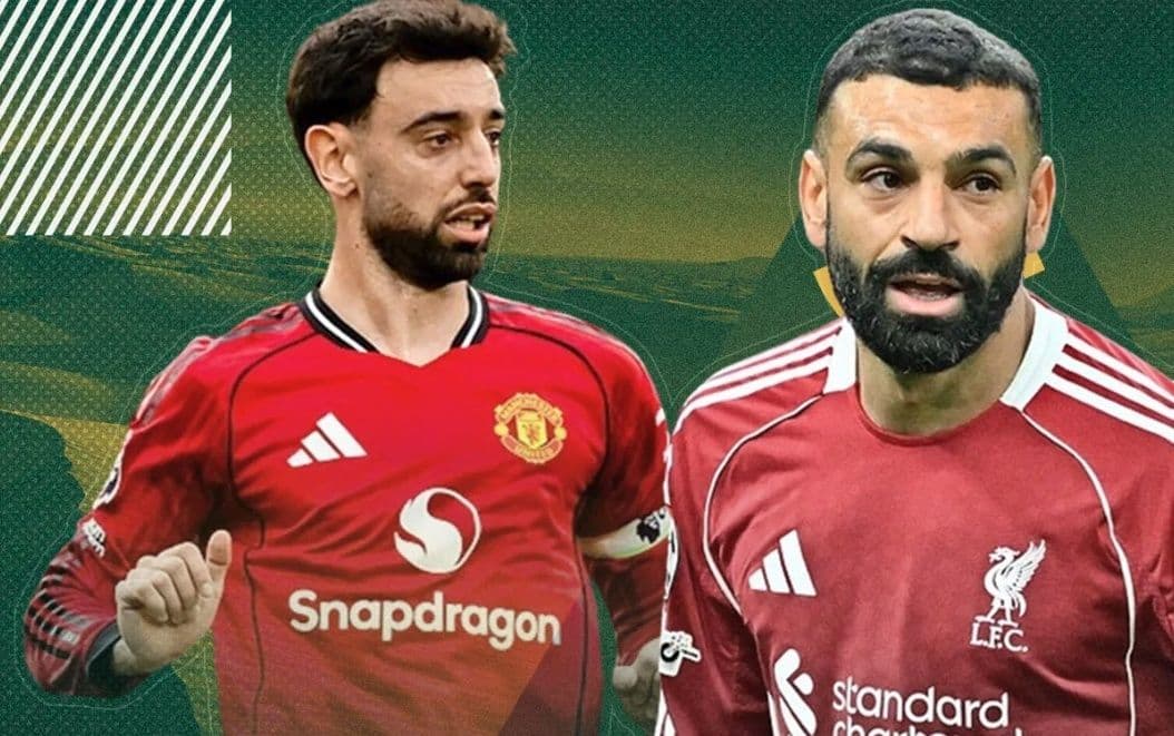 Cầu thủ Mohamed Salah của Liverpool và Bruno Fernandes của Manchester United trên sân, thể hiện áp lực tâm lý trong bóng đá đỉnh cao.