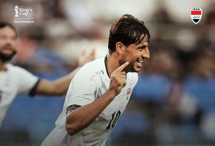 Cầu thủ Mohanad Ali của Iraq ăn mừng bàn thắng giúp đội nhà ngược dòng tại King's Cup.