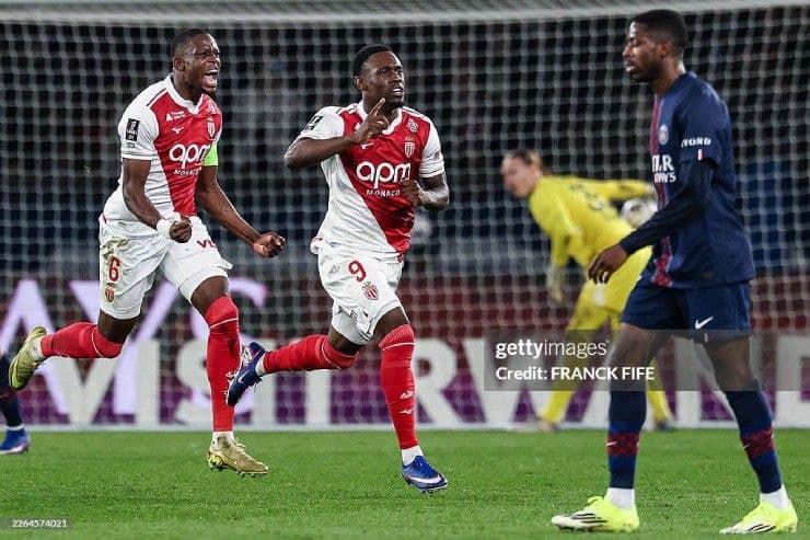 Cầu thủ Monaco ăn mừng bàn thắng vào lưới PSG trong trận đấu tại Parc des Princes