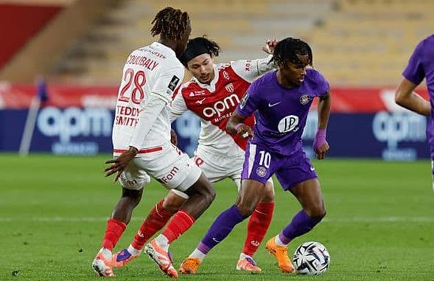 Cầu thủ Monaco tranh bóng quyết liệt với đối thủ Nantes, thể hiện bản lĩnh trên sân khách.