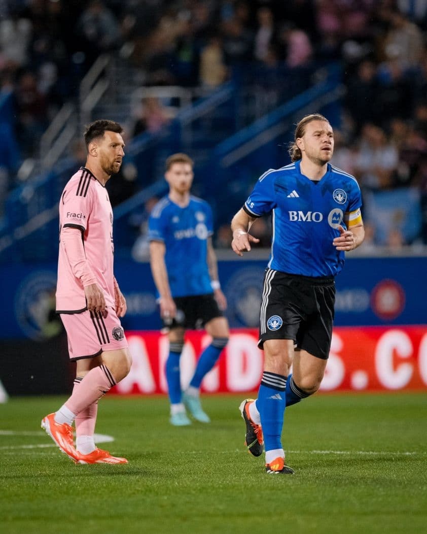 Cầu thủ Montréal (áo xanh) và Lionel Messi (áo hồng) trên sân cỏ Leagues Cup, thể hiện sự đối đầu giữa các đội bóng tại giải đấu.
