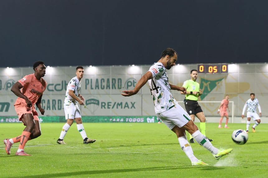 Cầu thủ Moreirense trong pha tranh chấp bóng, minh họa 'thành trì' phòng ngự kiên cố của đội chủ nhà.