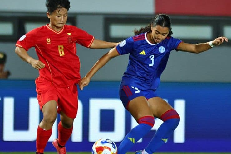 Cầu thủ Myanmar (áo đỏ) và Philippines (áo xanh) tranh bóng trong trận đấu quyết định tại ASEAN Cup.