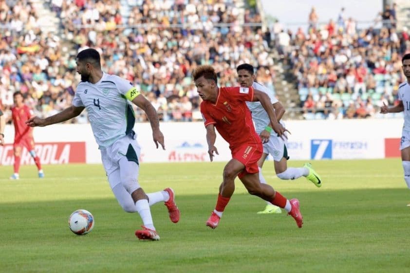 Cầu thủ Myanmar và Pakistan tranh bóng trong trận đấu vòng loại Asian Cup 2027