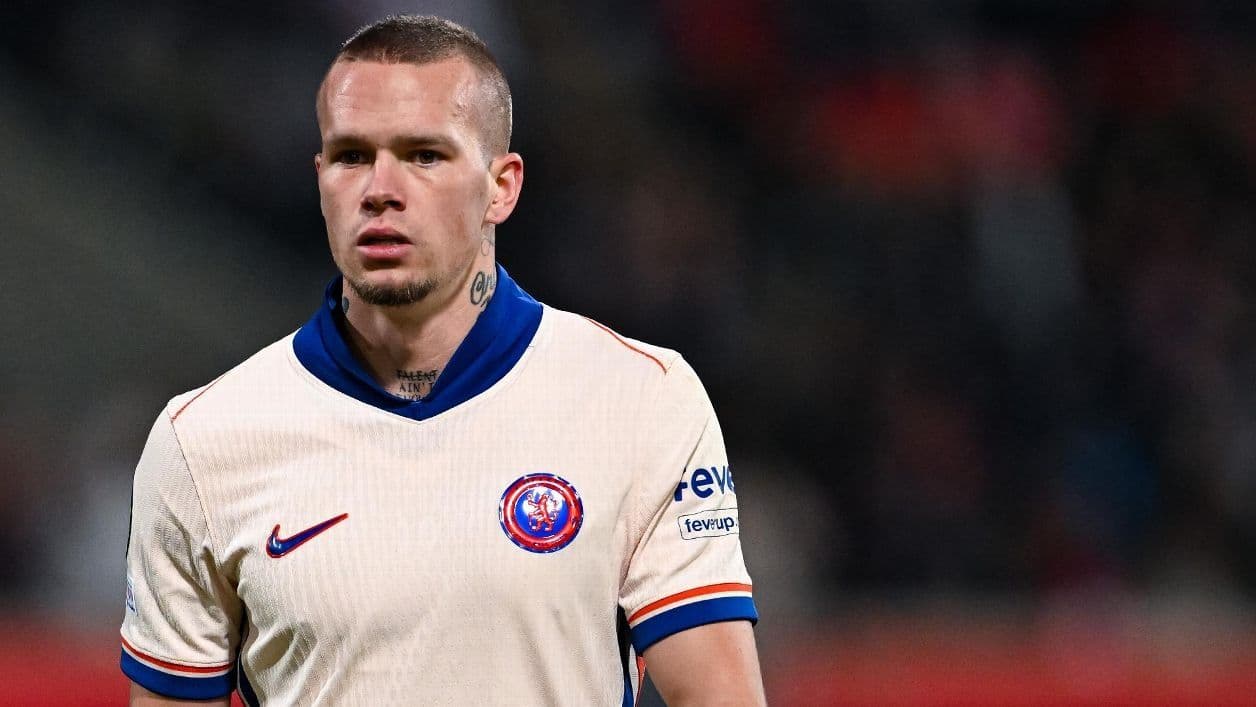 Cầu thủ Mykhailo Mudryk của Chelsea, minh họa chi tiêu tài chính lớn của các câu lạc bộ hàng đầu.