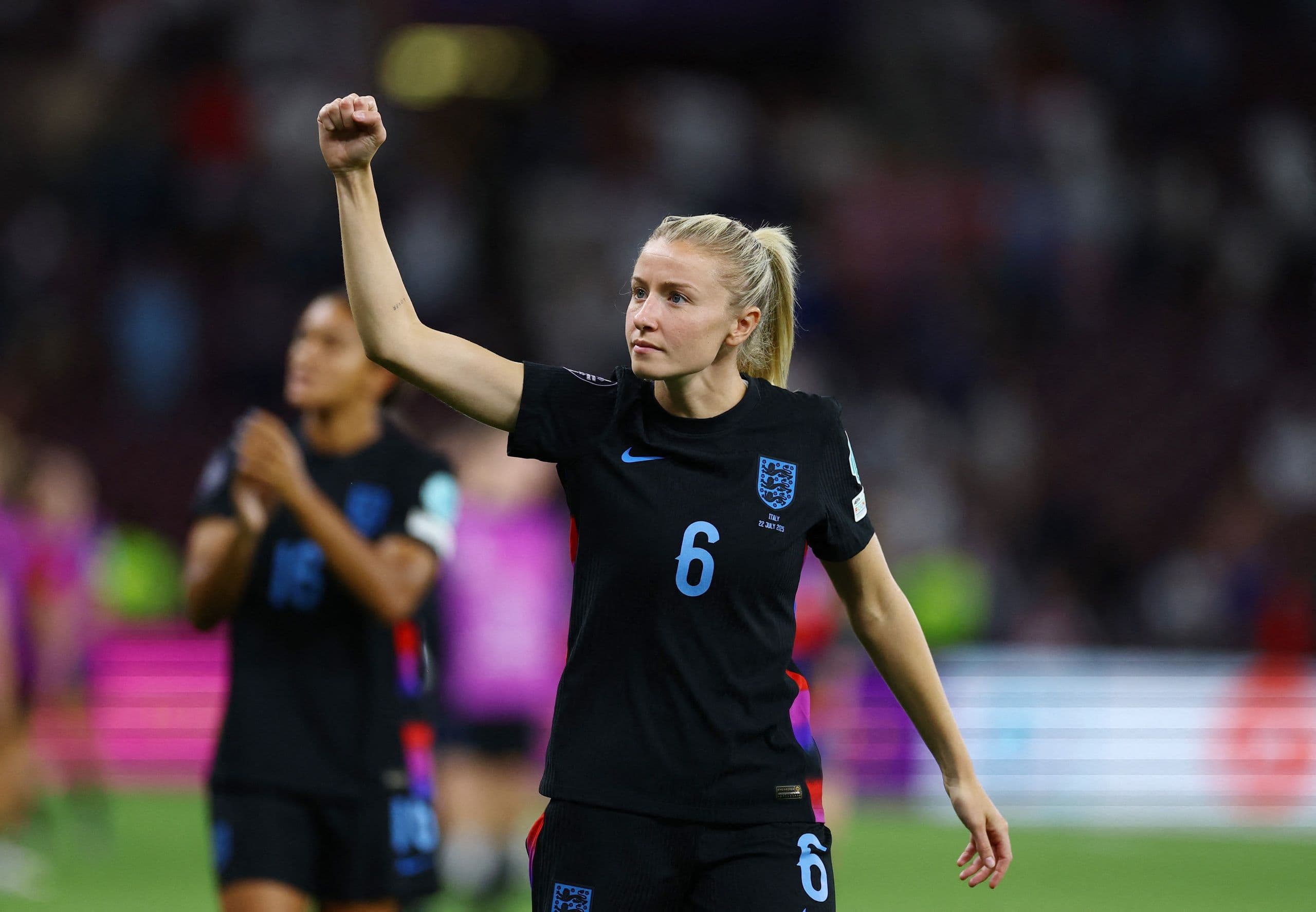 Cầu thủ nữ Anh ăn mừng trên sân cỏ, biểu tượng cho trận chung kết Euro nữ giữa Anh và Tây Ban Nha.
