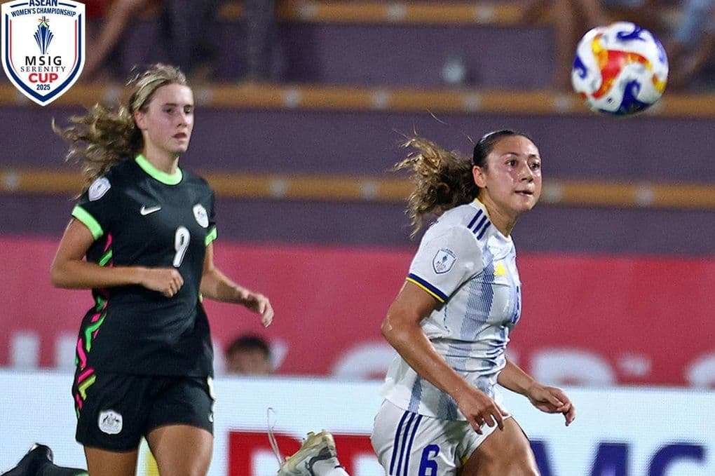 Cầu thủ nữ Australia trong pha tranh chấp bóng, thể hiện sự vượt trội về kỹ thuật và thể lực